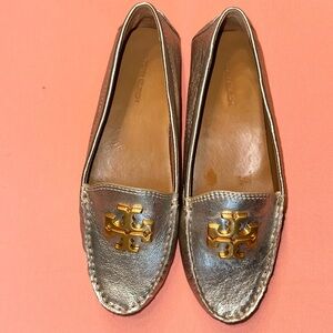 New Tory Burch Leather Gold Logo Shoes. White Gold. Size 7.5.